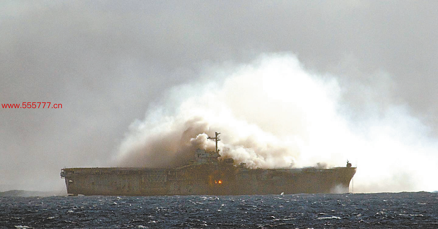 “环太平洋2010”军演时候，好意思军靶舰“新奥尔良”号被击中的画面